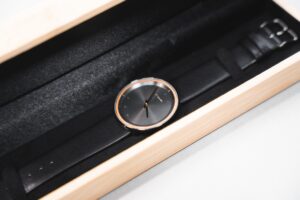 VEJRHØJ（ヴェアホイ） BLACK & GOLD｜【開封】オリジナル木製ケースに包まれた北欧時計