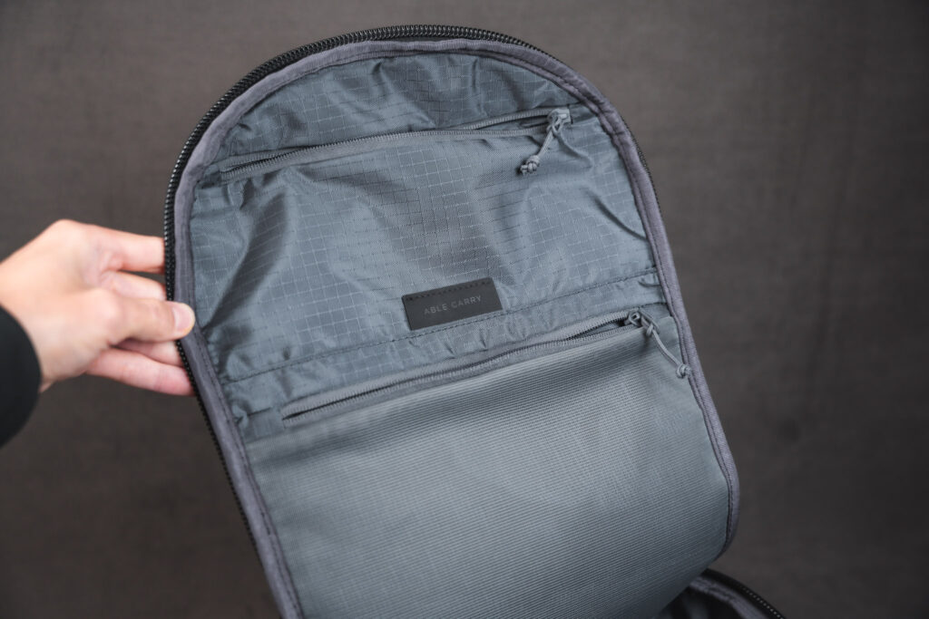 ABLE CARRY Max Backpack｜メイン収納ポケット
