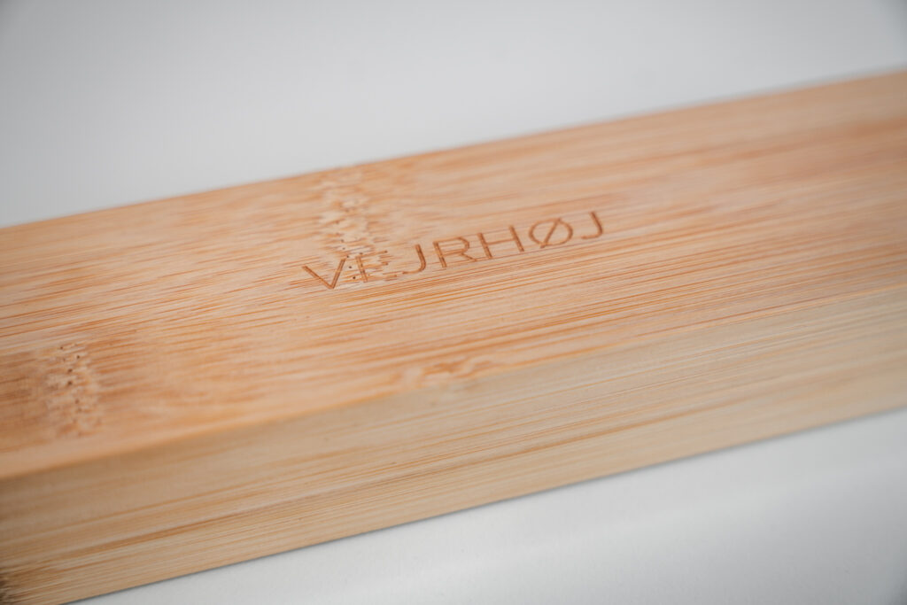VEJRHØJ（ヴェアホイ） A01 Black｜ブランドオリジナルの木製ケース