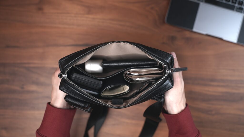 至高のレザー製スリング】GRAMS28 ショルダーバッグ・ボディバッグを 