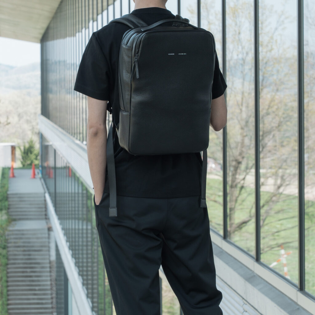 150 Daypack / カジュアルにも馴染む、スリムなビジネスバックパック