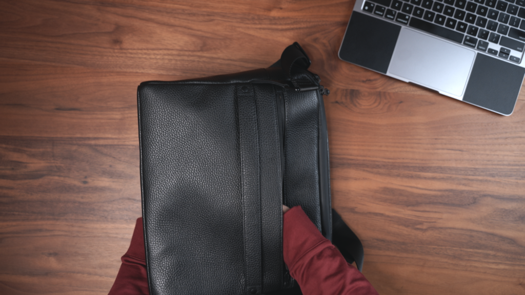 GRAMS28 171 Laptop Sling|背面