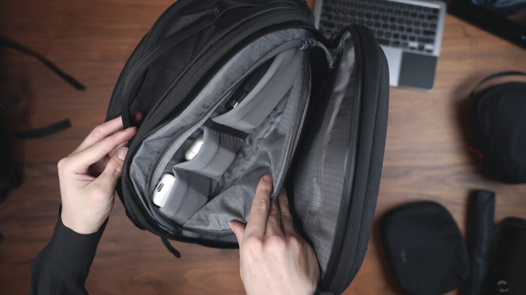 ABLE CARRY Max Backpack 2025|収納イメージ(小物ポケット)