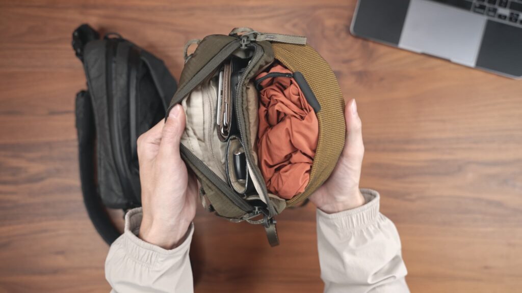 Core Sling Mini｜ストレッチポケットにシェルジャケットも入る